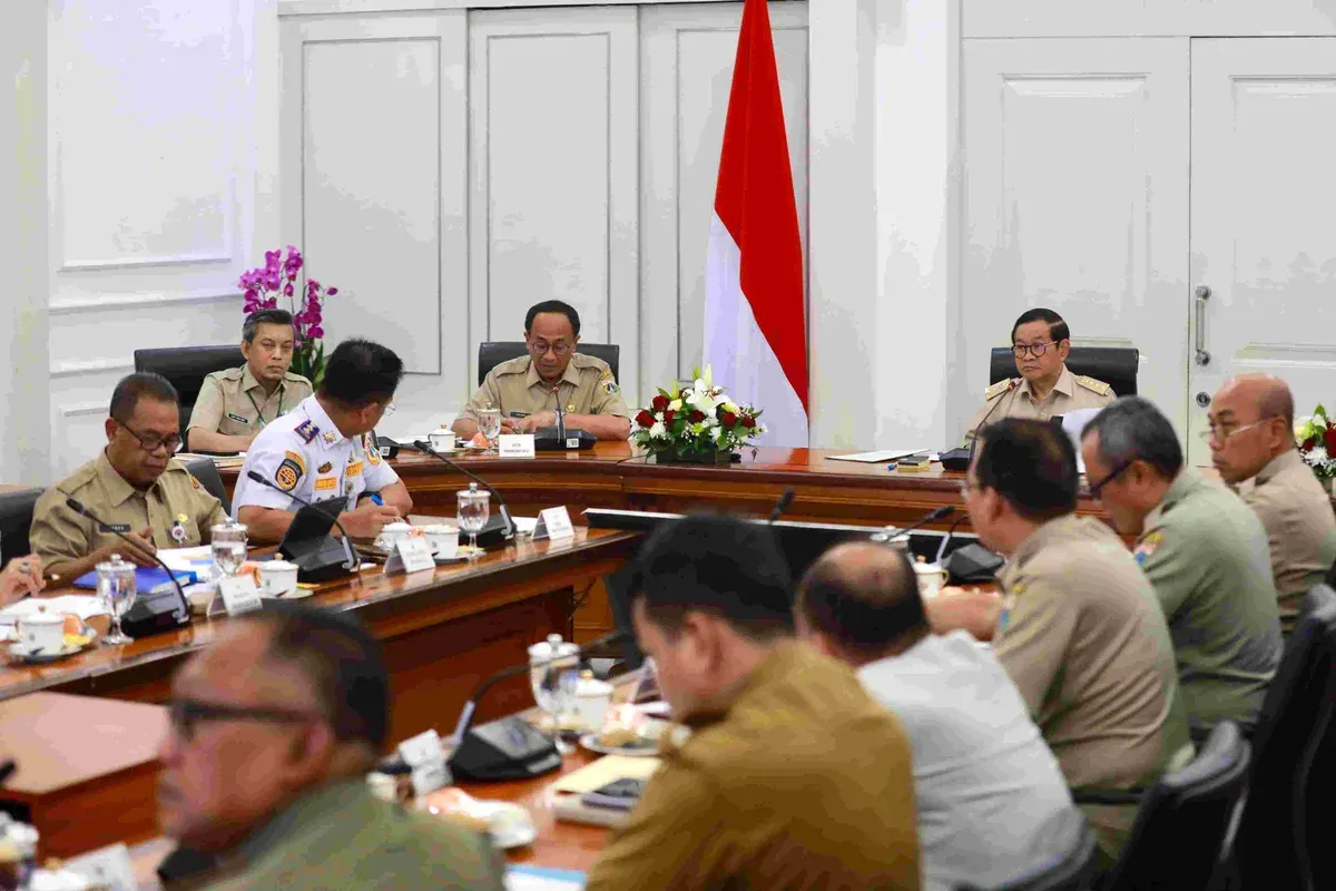 Gubernur DKI Jakarta, Pramono Anung memimpin rapat bersama sejumlah pejabat Pemprov Jakarta terkait penanganan macet di Jalan TB Simatupang. (Sumber: Dok Diskominfotik DKI Jakarta)
