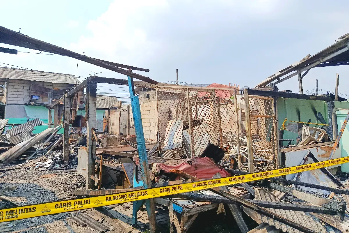 Kondisi terkini Pasar Pejuang Pratama, Medan Satria, Kota Bekasi. Tampak porak-poranda usai dilalap si jago merah. (Sumber: Poskota/Nurpini Aulia Rapika)