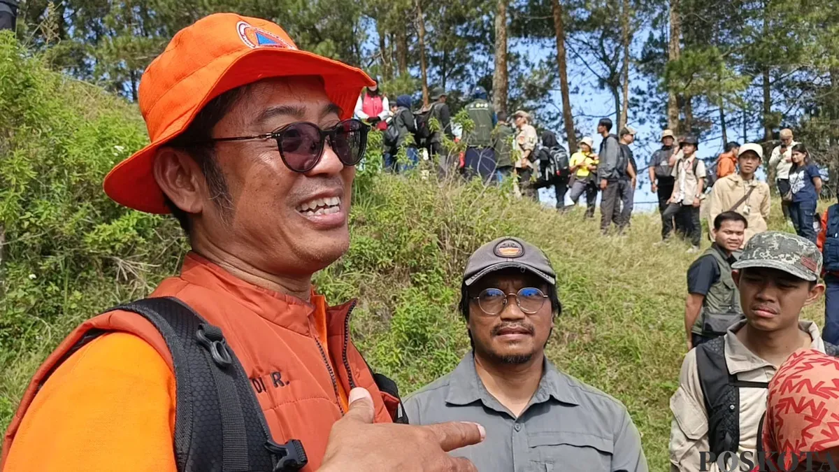 Aktivis dan relawan lingkungan saat berada di Gunung Batu, Lembang, Kabupaten Bandung Barat, Minggu, 24 Agustus 2025. (Sumber: POSKOTA | Foto: Gatot Poedji Utomo)