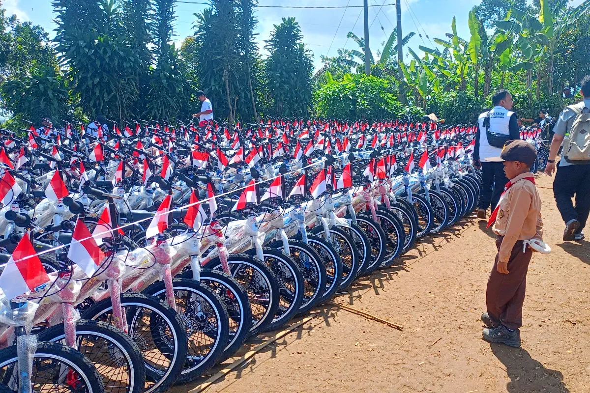 Bupati Bogor, bagi-bagi 442 seperti untuk anak-anak di Desa Malasari, Kecamatan Nanggung, Kabupaten Bogor. (Sumber: Poskota/Giffar Rivana)