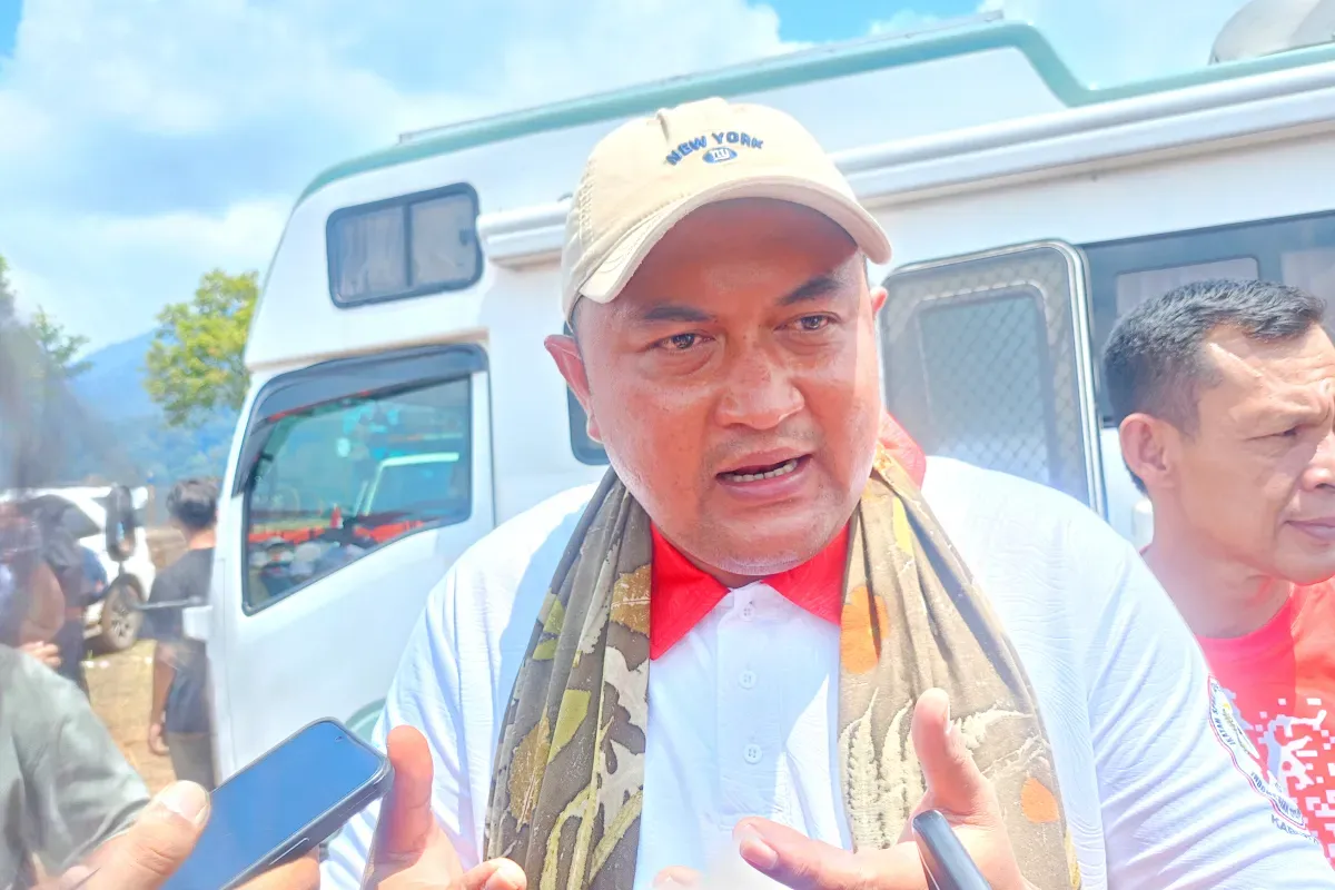 Potret Bupati Bogor, Rudy Susmanto yang meminta maaf kepada warga Desa Malasari, Kabupaten Bogor serta memprioritaskan pembangunan infrastruktur. (Sumber: Poskota/Giffar Rivana)