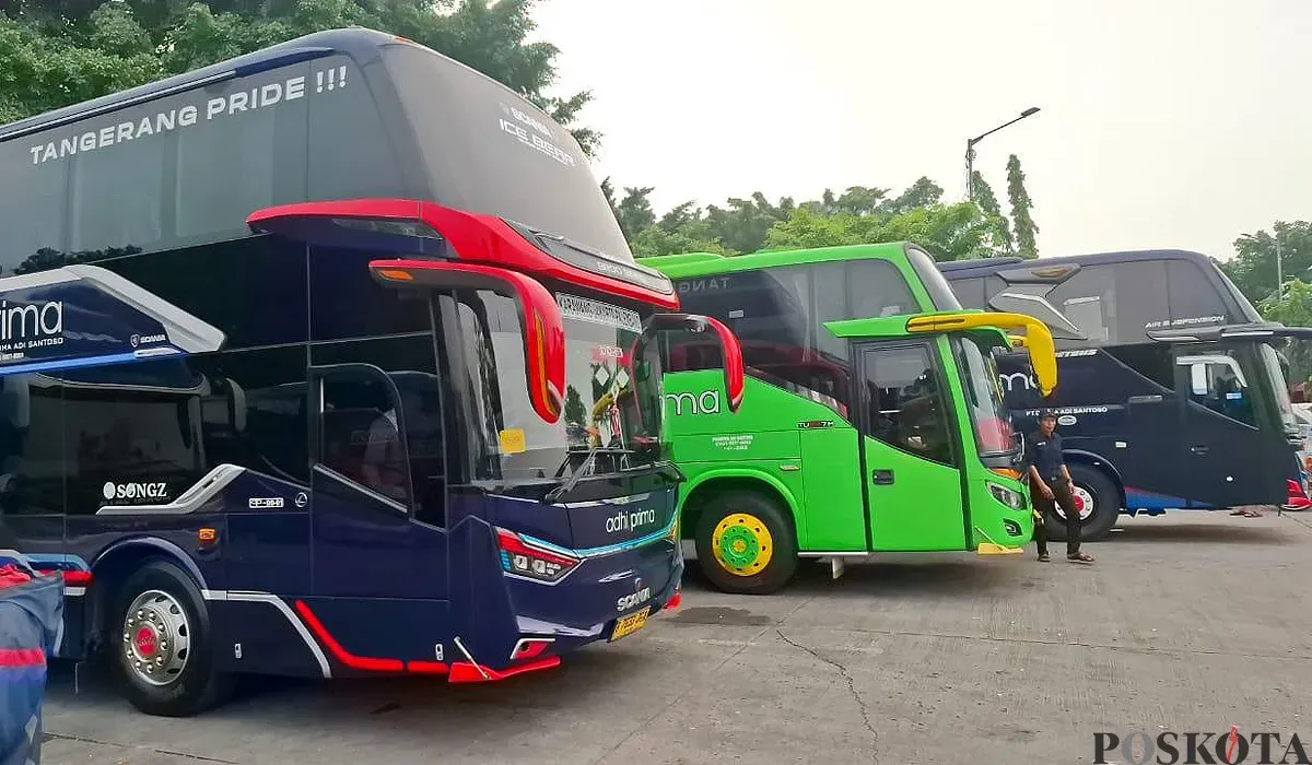 Suasana di Terminal Kalideres, Jakarta Barat, Minggu, 24 Agustus 2025, sejumlah sopir bus mengeluhkan larangan memutar musik karena royalti. (Sumber: POSKOTA | Foto: Pandi Ramedhan)
