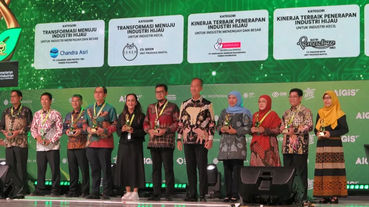 Menteri Perindustrian RI, Agus Gumiwang, memberikan penghargaan kepada perusahaan pada ajang Annual Indonesia Green Industry Summit (AIGIS) 2025. (Sumber: Istimewa)