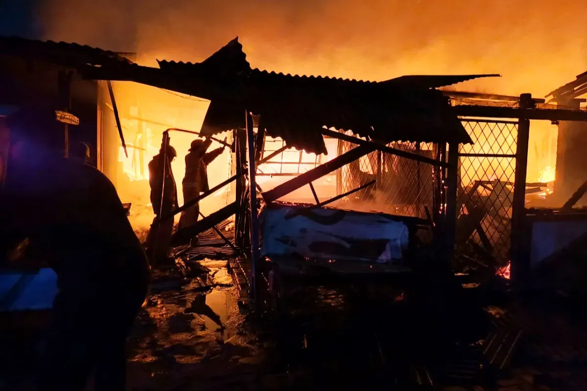 Kebakaran hebat melanda Pasar Pejuang Pratama, Kota Bekasi, Sabtu 23 Agustus 2025 malam. (Sumber: Disdamkarmat Kota Bekasi)
