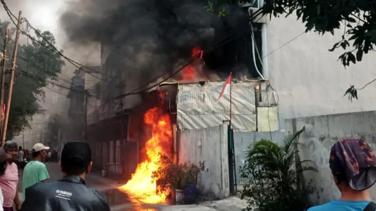 Sebuah ruko penyimpanan peralatan sembahyang di kawasan Grogol Petamburan, Jakarta Barat, terbakar pada Minggu, 24 Agustus 2025. (Sumber: Dok Gulkarmat Jakbar)