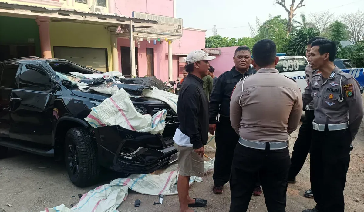 Kondisi mobil berpelat TNI yang terguling di Jalan Raya Bogor KM 33, Kecamatan Cimanggis, Kota Depok, pada Minggu sore, 24 Agustus 2025. (Sumber: Dok Polsek Lantas Sukmajaya)