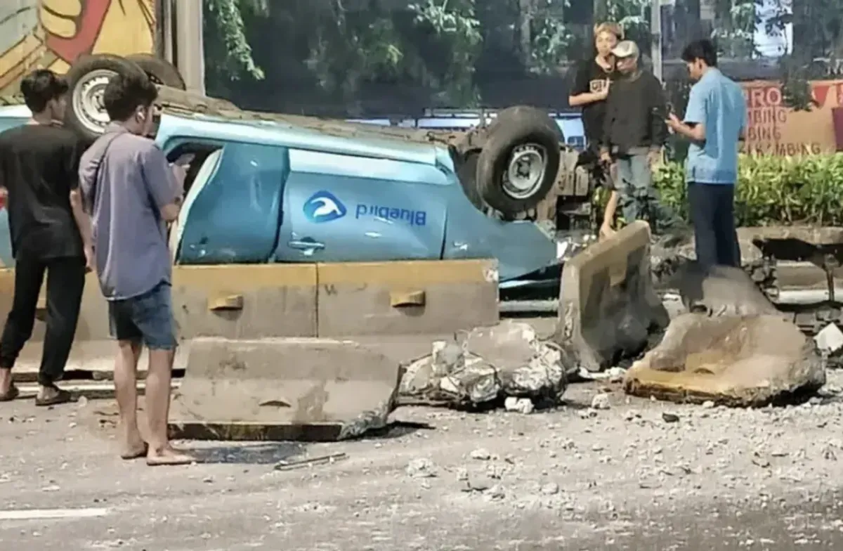 Taksi Blue Bird terbalik usai menabrak pembatas jalan di dekat GT Rawamangun, Jakarta Timur, Senin (25/8/2025) pagi. Beruntung tidak ada korban jiwa dalam insiden tersebut. (Sumber: Instagram/@jabodetabek24info)