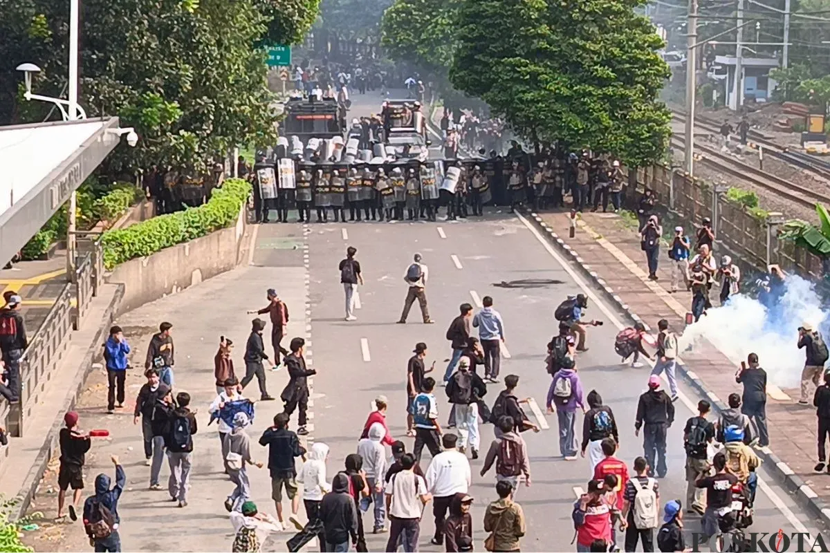 Bentrokan antara peserta aksi unjuk rasa dengan polisi di belakang Gedung DPR, Jalan Gelora hingga Jalan Tentara Pelajar, Senin, 25 Agustus 2025. (Sumber: Poskota/Ali Mansur)