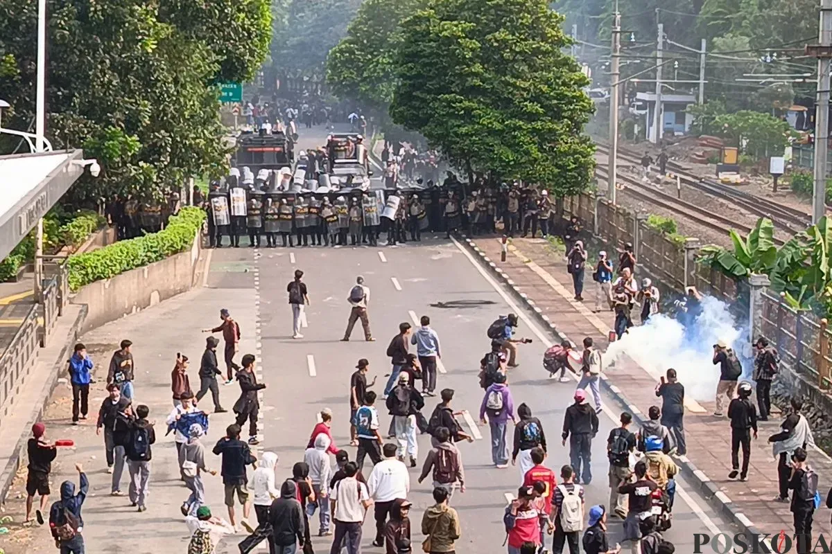 Momen bentrokan massa aksi dan polisi dalam depo di belakang Gedung DPR, Senin, 25 Agustus 2025. (Sumber: Poskota/Ali Mansur)