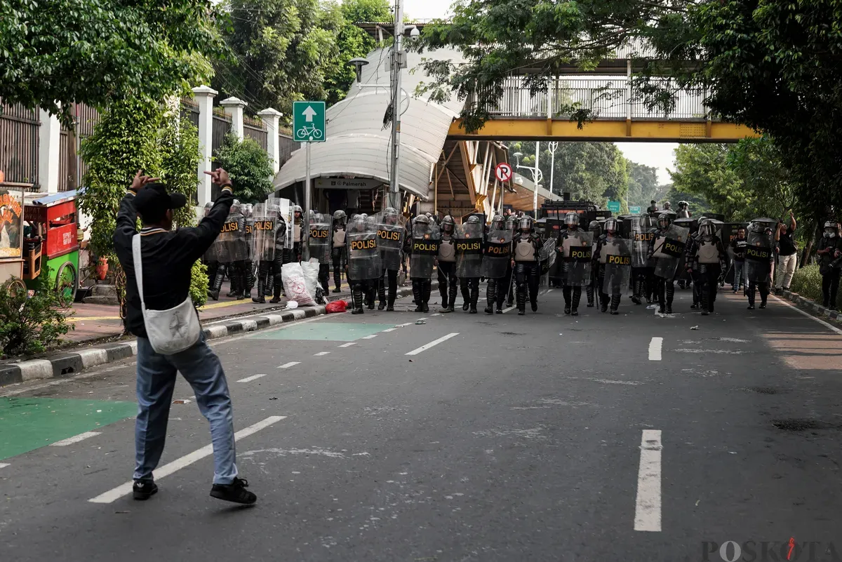 Massa aksi sedang berhadapan dengan aparat saat demo di belakang Gedung DPR RI, Senayan, Jakarta Pusat, Senin, 25 Agustus 2025. (Sumber: Poskota/Bilal Nugraha Ginanjar)