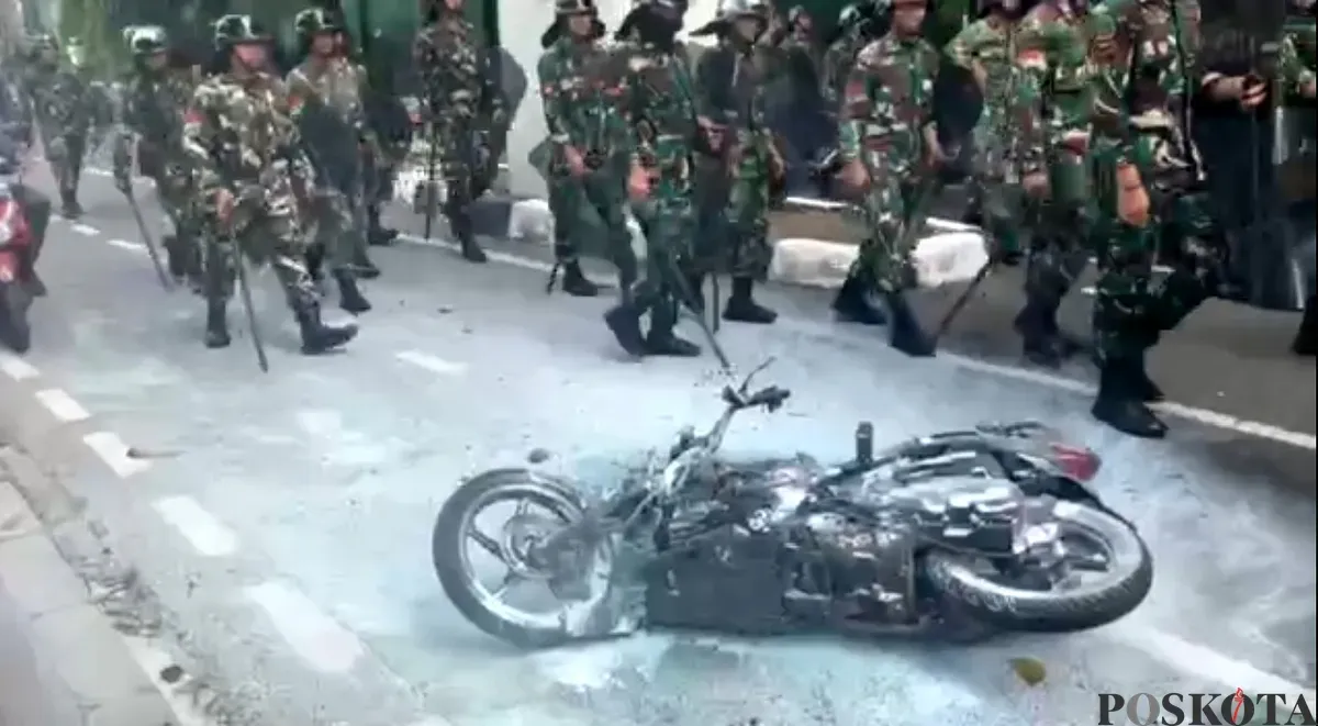 Sepeda motor yang diduga milik warga yang sedang berkunjung ke Gedung DPR dibakar oleh massa aksi di Jalan Gelora, Senayan, Jakarta Pusat, Senin, 25 Agustus 2025. (Sumber: POSKOTA | Foto: Ali Mansur)