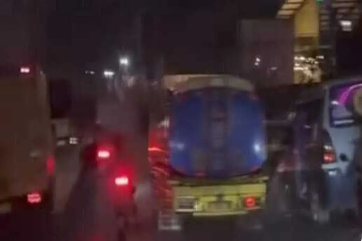 Tangkapan layar video angkot dan truk saling kejar-kejaran di Jalan Mayor Oking, Citeureup, Bogor, Minggu, 24 Agustus 2025. (Sumber: Instagram/@infokabupatenbogor)
