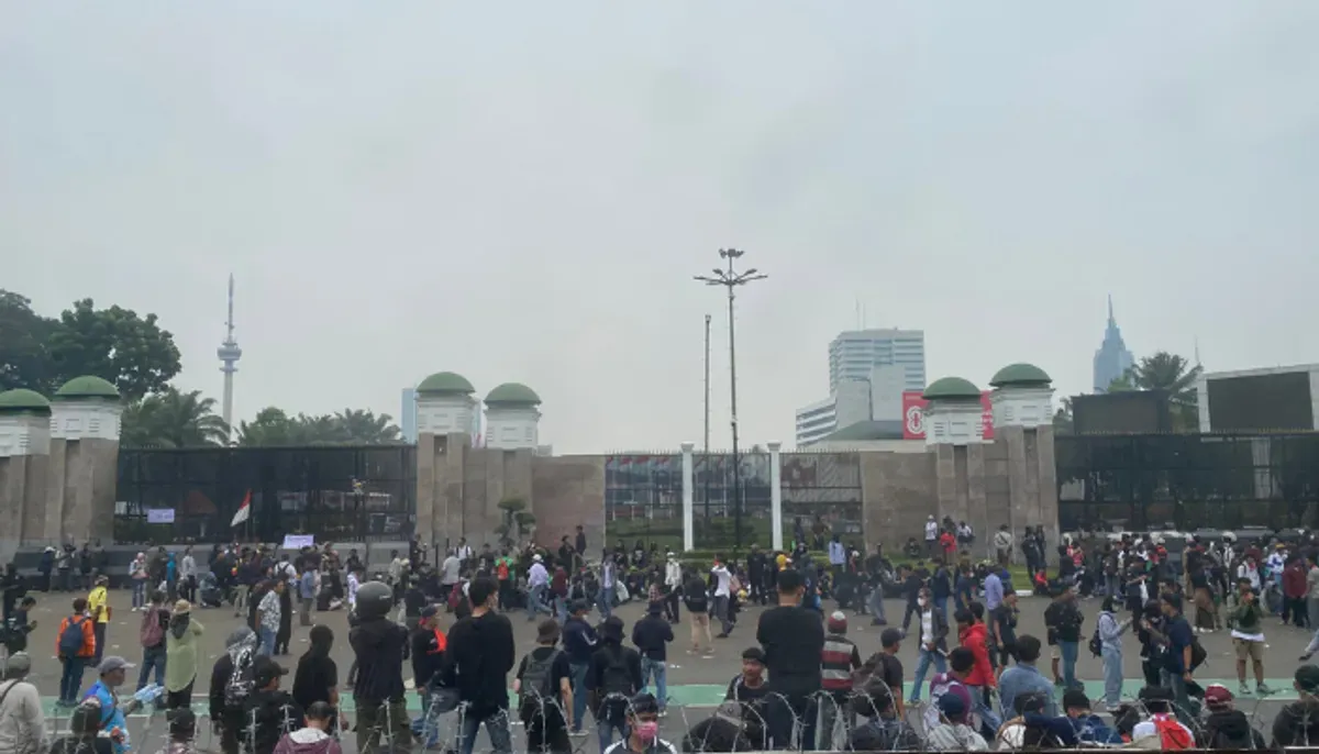 Arus lalu lintas di Jalan Gatot Subroto dialihkan ke Gerbang Pemuda imbas demo DPR 25 Agustus. Layanan Transjakarta masih beroperasi. (Sumber: X/@wahibmuhibi)