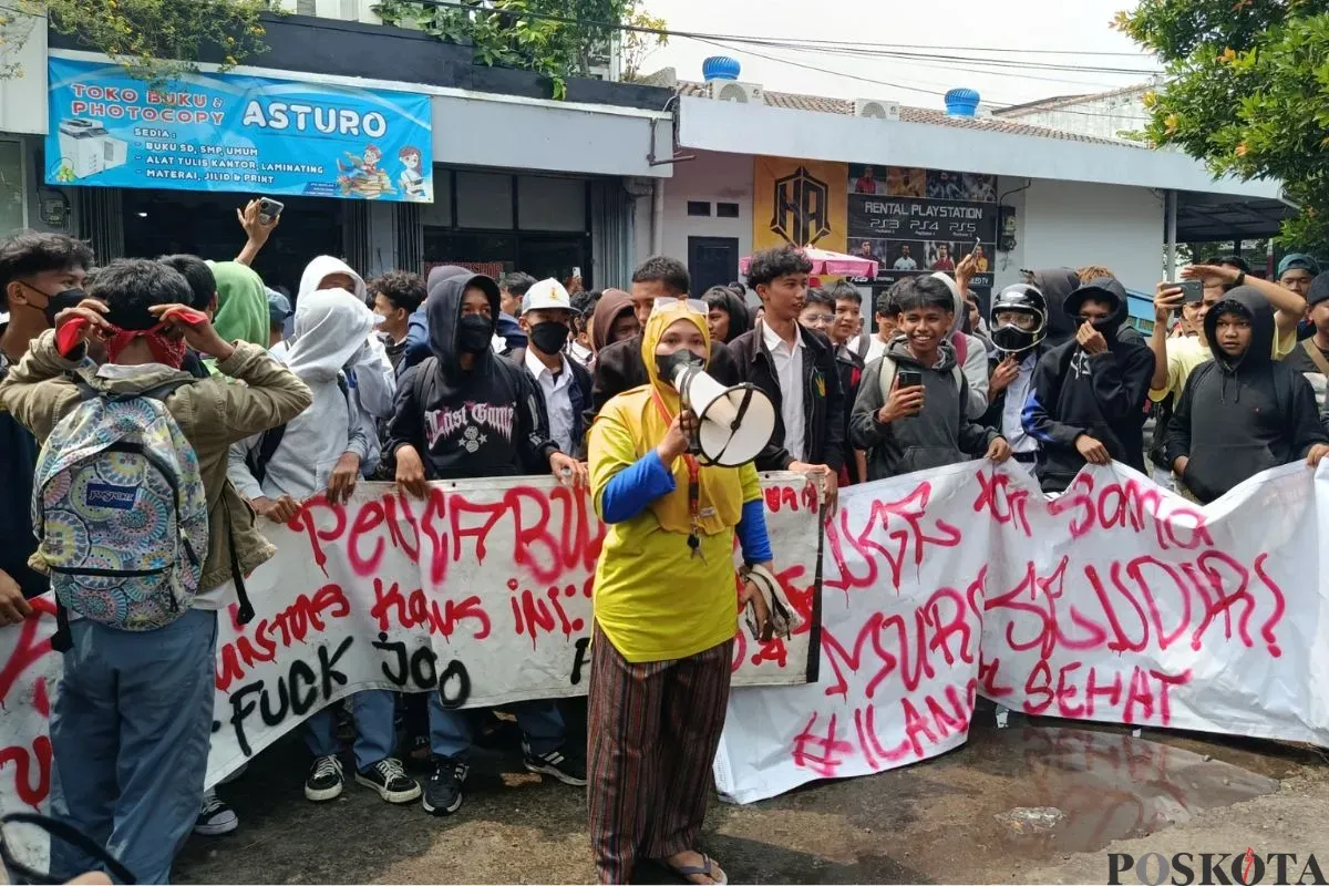Ratusan alumni SMPN 13 Kota Bekasi melakukan aksi demonstrasi menuntut guru terduga pelaku pelecehan di sekolah dipecat, Senin, 25 Agustus 2025. (Sumber: Poskota/Nurpini Aulia Rapika)