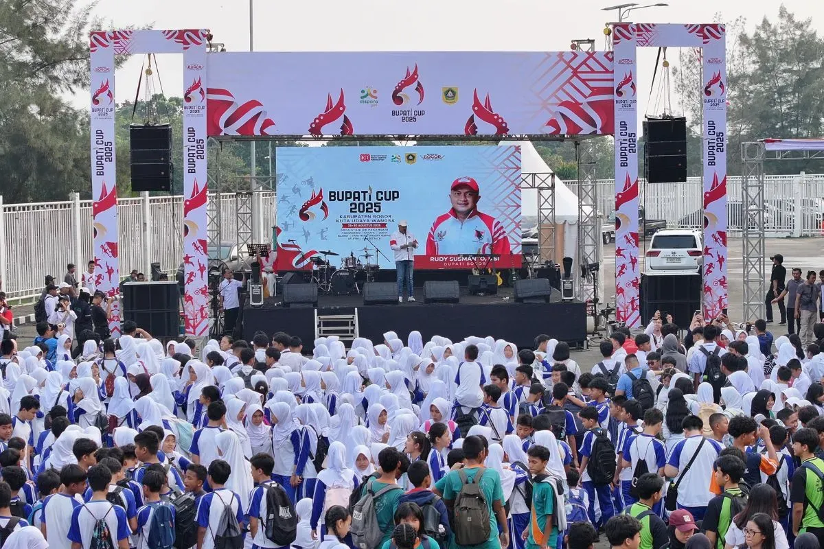 Bupati Bogor, Rudy Susmanto membuka Bupati Cup 2025 di Pintu Barat VIP Stadion Pakansari, Cibinong, Senin, 25 Agustus 2025. (Sumber: Dok. Pemkab Bogor)