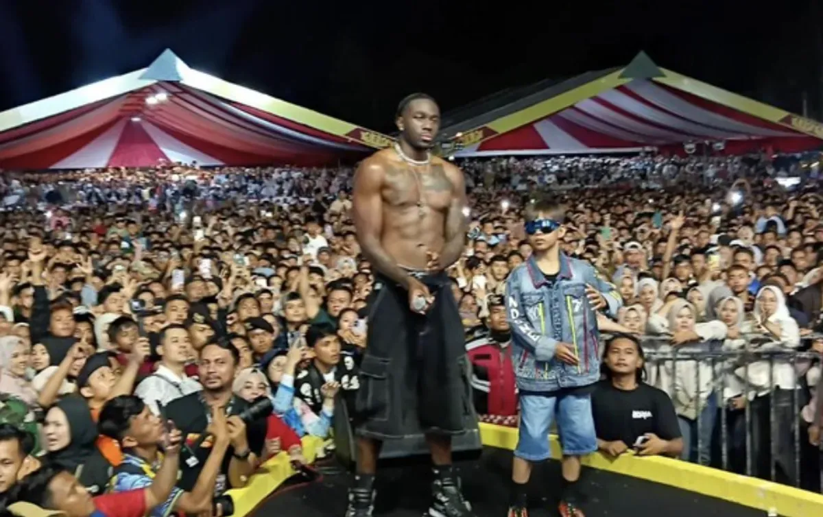 Melly Mike tampil memukau di panggung penutupan Pacu Jalur Tradisional 2025, Teluk Kuantan. (Sumber: Dok/Polda Riau)