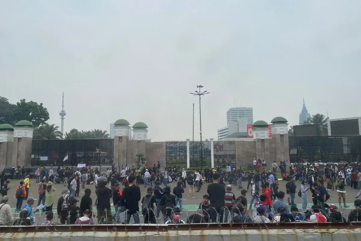 Aksi unjuk rasa di depan Gedung DPR RI, Jakarta pada Senin 25 Agustus 2025. (Sumber: X/@wahibmuhibi)