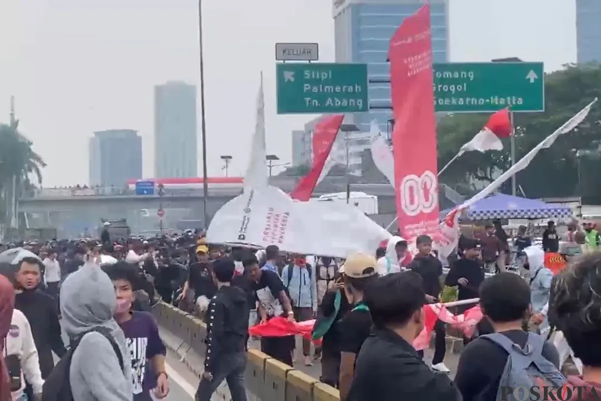 Ratusan demonstran berbaju sekolah terlibat dalam aksi demonstrasi di depan DPR RI, Jakarta, Senin, 25 Agustus 2025. (Sumber: Poskota/Ali Mansur)