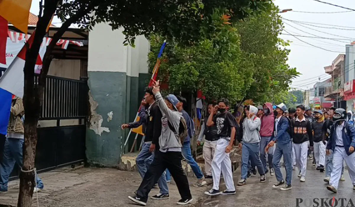 Ratusan alumni dan orang tua siswa SMPN 13 Kota Bekasi menggelar aksi unjuk rasa, Senin 25 Agustus 2025, buntut kasus dugaan pelecehan seksual oleh seorang guru. (Sumber: POSKOTA | Foto: Nurpini Aulia Rapika)