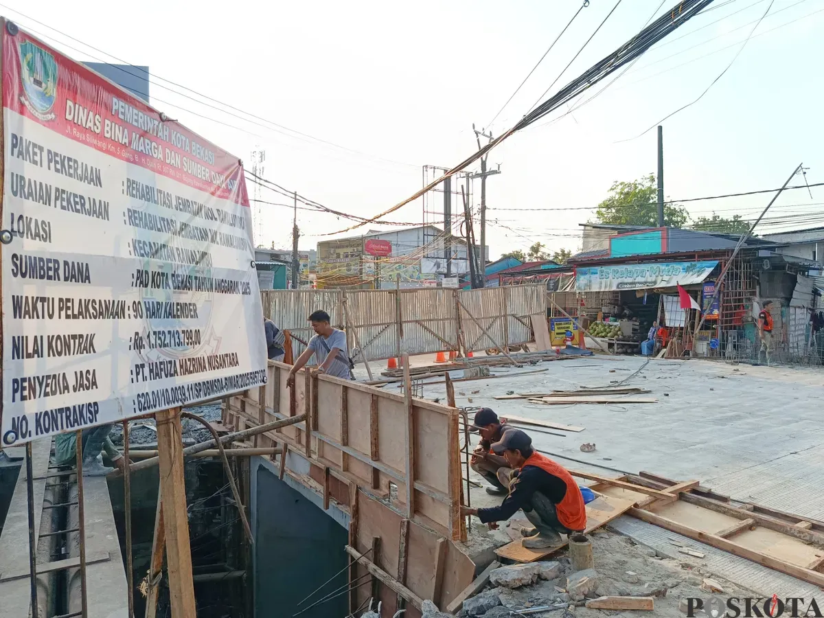 Sejumlah pekerja tengah melakukan proses rehabilitasi Jembatan 0 di Kota Bekasi, Senin 25 Agustus 2025. Proyek senilai Rp1,75 miliar ini ditargetkan rampung dalam 90 hari kalender. (Sumber: Poskota/Nurpini Aulia Rapika)