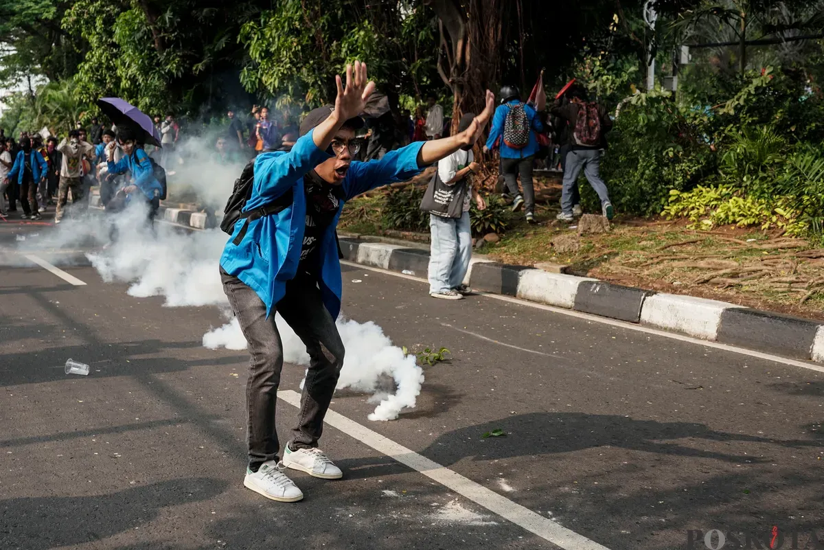 Sejumlah massa aksi berhadapan dengan aparat saat demo di belakang DPR dan Pejompongan, Jakarta, Senin, 25 Agustus 2025. (Sumber: Poskota/Bilal Nugraha Ginanjar)