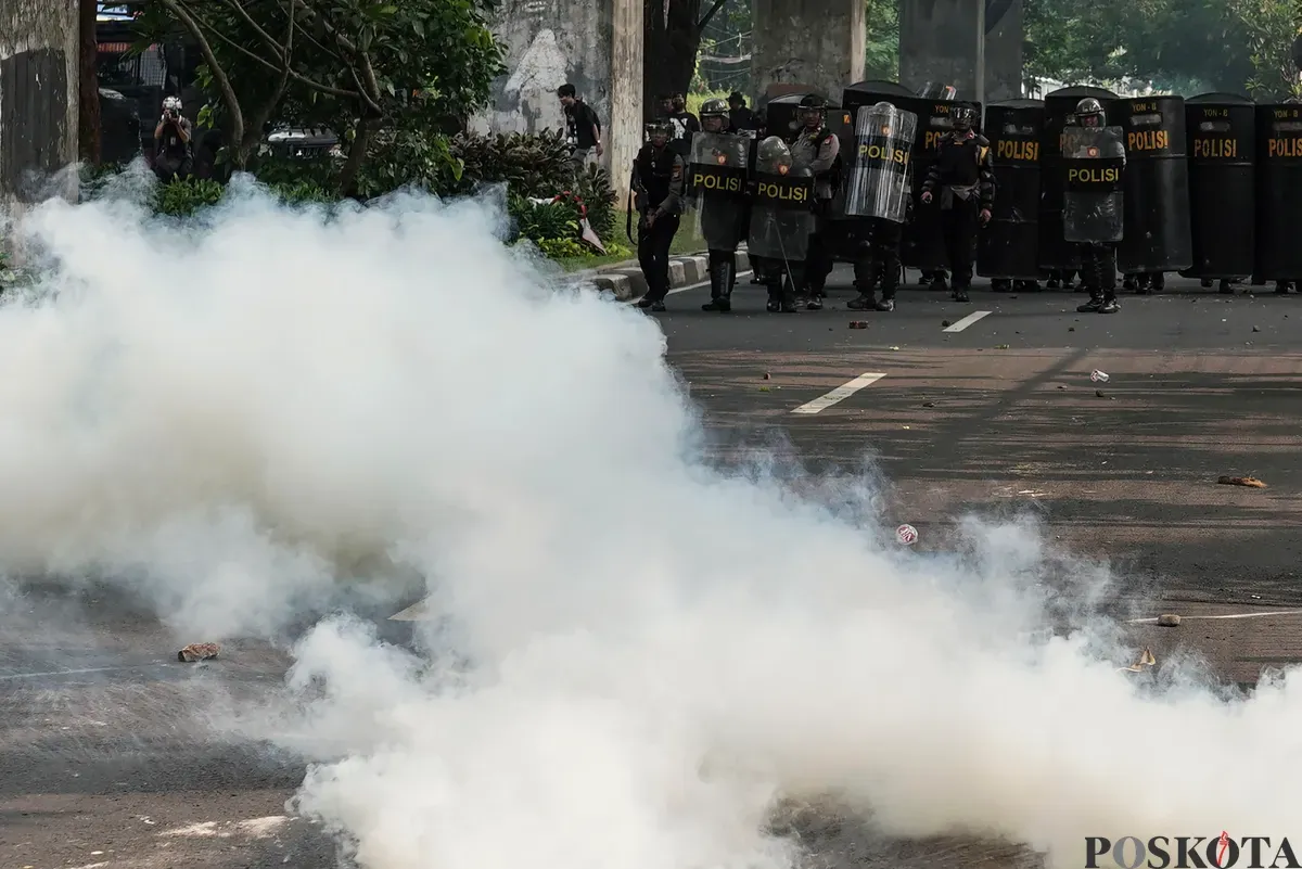 Sejumlah massa aksi berhadapan dengan aparat saat demo di belakang DPR dan Pejompongan, Jakarta, Senin, 25 Agustus 2025. (Sumber: Poskota/Bilal Nugraha Ginanjar)