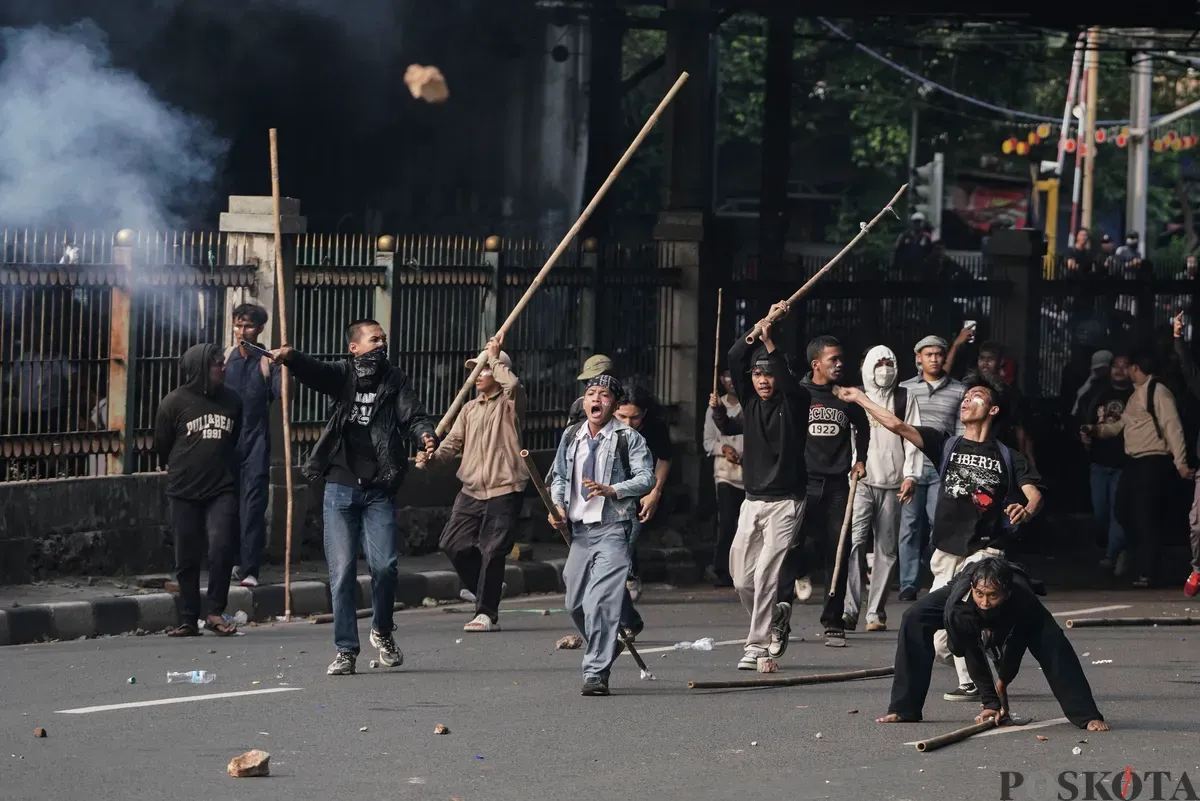 Sejumlah massa aksi berhadapan dengan aparat saat demo di belakang DPR dan Pejompongan, Jakarta, Senin, 25 Agustus 2025. (Sumber: Poskota/Bilal Nugraha Ginanjar)