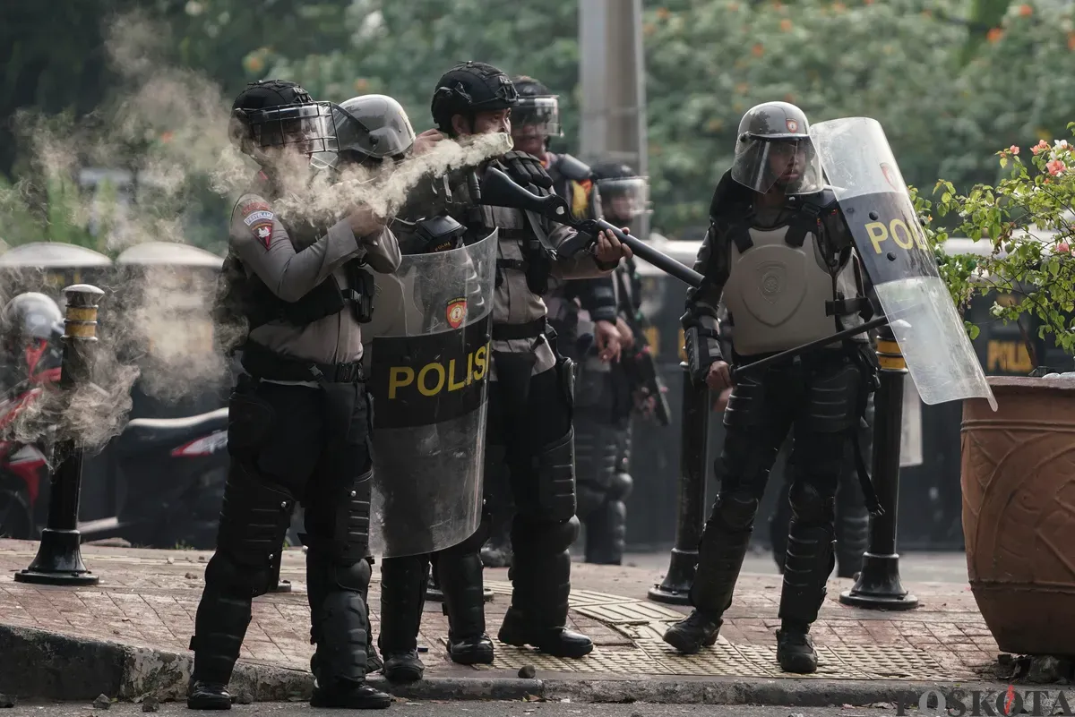 Sejumlah massa aksi berhadapan dengan aparat saat demo di belakang DPR dan Pejompongan, Jakarta, Senin, 25 Agustus 2025. (Sumber: Poskota/Bilal Nugraha Ginanjar)