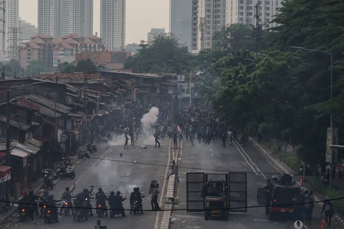Sejumlah massa aksi berhadapan dengan aparat saat demo di belakang DPR dan Pejompongan, Jakarta, Senin, 25 Agustus 2025. (Sumber: Poskota/Bilal Nugraha Ginanjar)