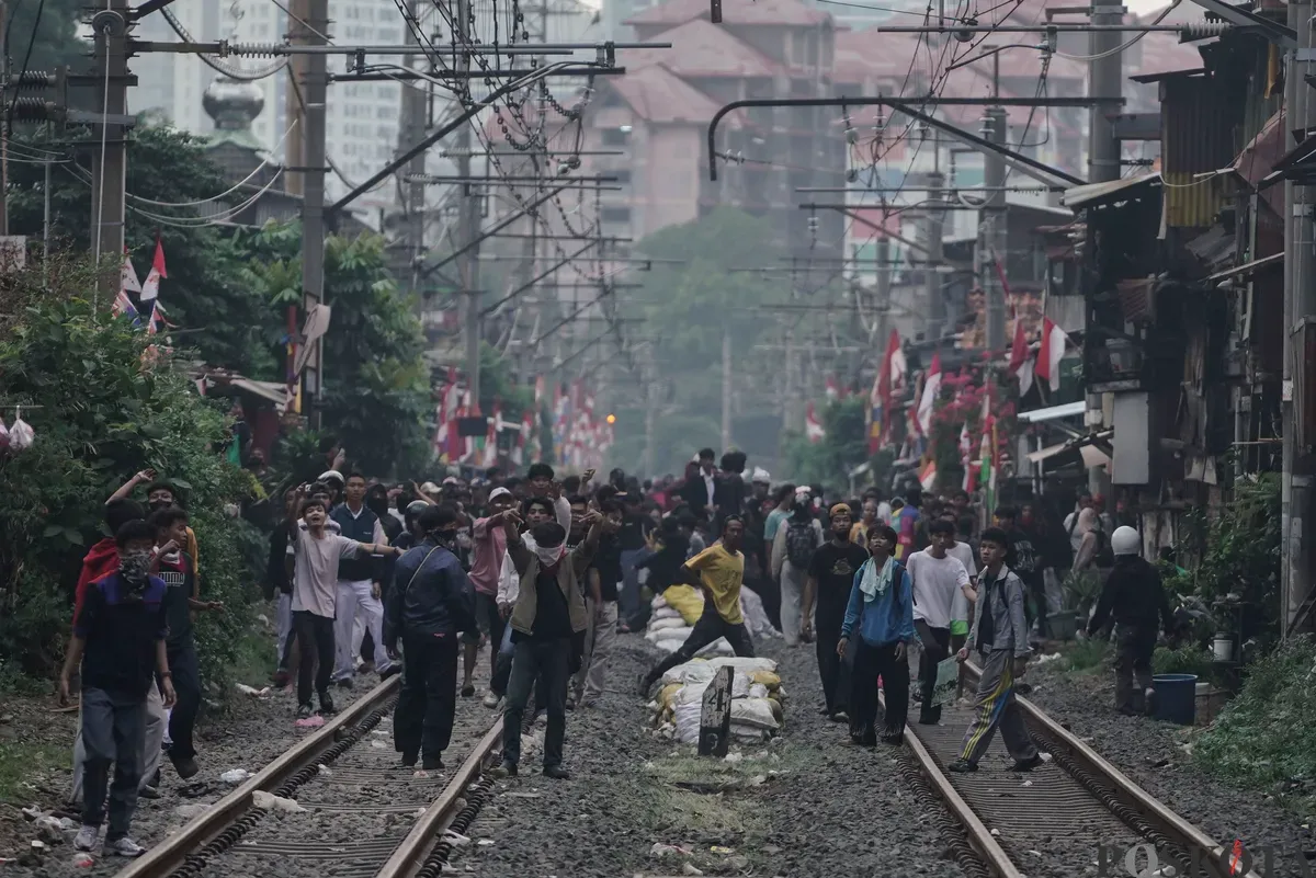 Sejumlah massa aksi berhadapan dengan aparat saat demo di belakang DPR dan Pejompongan, Jakarta, Senin, 25 Agustus 2025. (Sumber: Poskota/Bilal Nugraha Ginanjar)