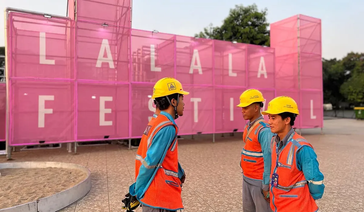 Petugas PLN siaga di lokasi digelarnya Lalala Fest 2025 Powered by PLN di JIEXPO Kemayoran, Jakarta Pusat, untuk memastikan pasokan listrik andal tanpa gangguan. (Sumber: Dok PLN UID Jakarta Raya)
