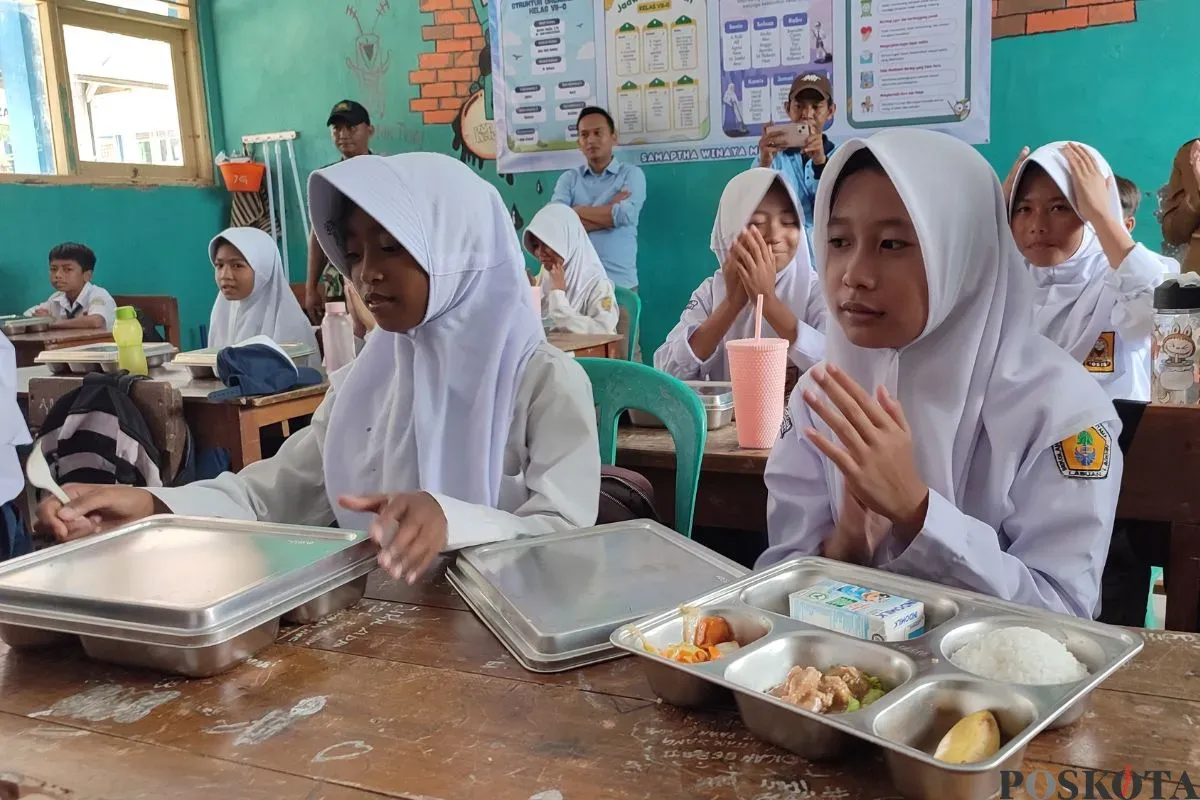 Siswa SMPN 1 Labuan, Kabupaten Pandeglang saat memanjatkan doa sebelum menyantap Makan Bergizi Gratis (MBG), Senin, 25 Agustus 2025. (Sumber: Poskota/Samsul Fatoni)
