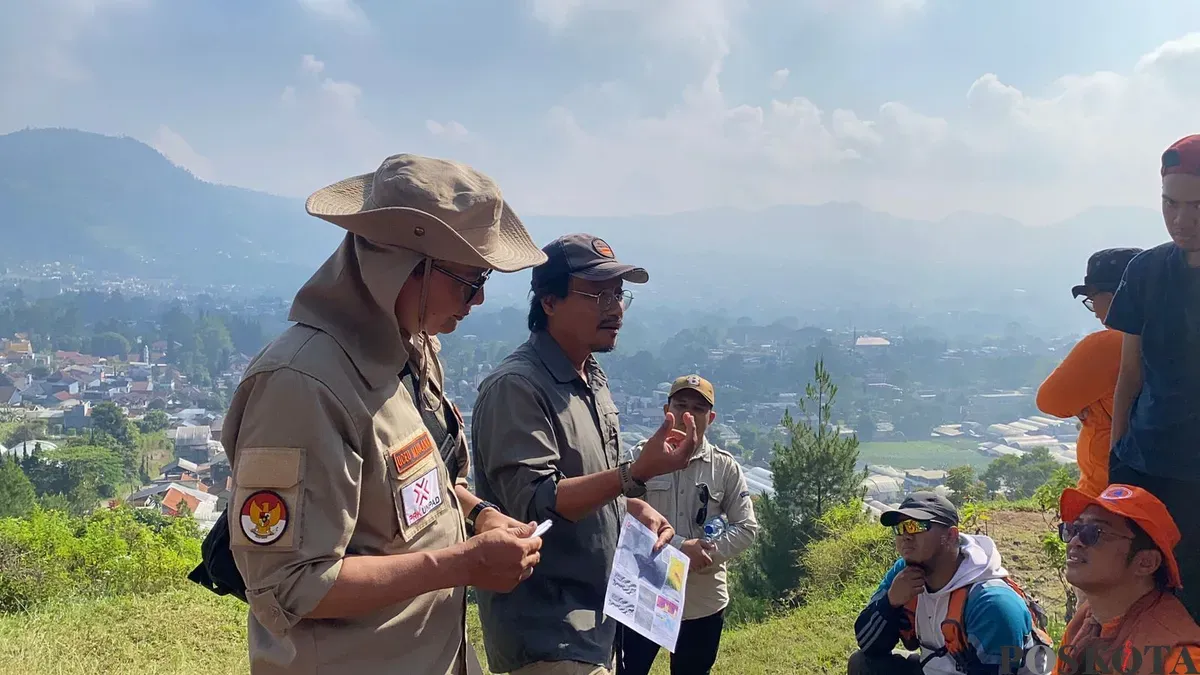 Para peneliti dari BRIN memberikan keterangan edukatif terhadap masyarakat hingga komunitas dan relawan lingkungan setempat terkait gempa dan Sesar Lembang. (Sumber: Poskota/Gatot Poedji Utomo)