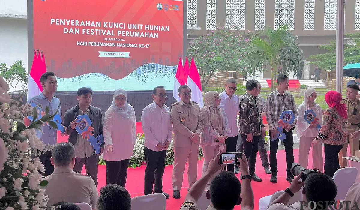 Gubernur Jakarta, Pramono Anung, saat menyerahkan kunci secara simbolis kepada salah satu penghuni Rusunawa PIK Pulo Gadung, Jakarta Timur, Senin, 25 Agustus 2025. (Sumber: POSKOTA | Foto: M Tegar Jihad)