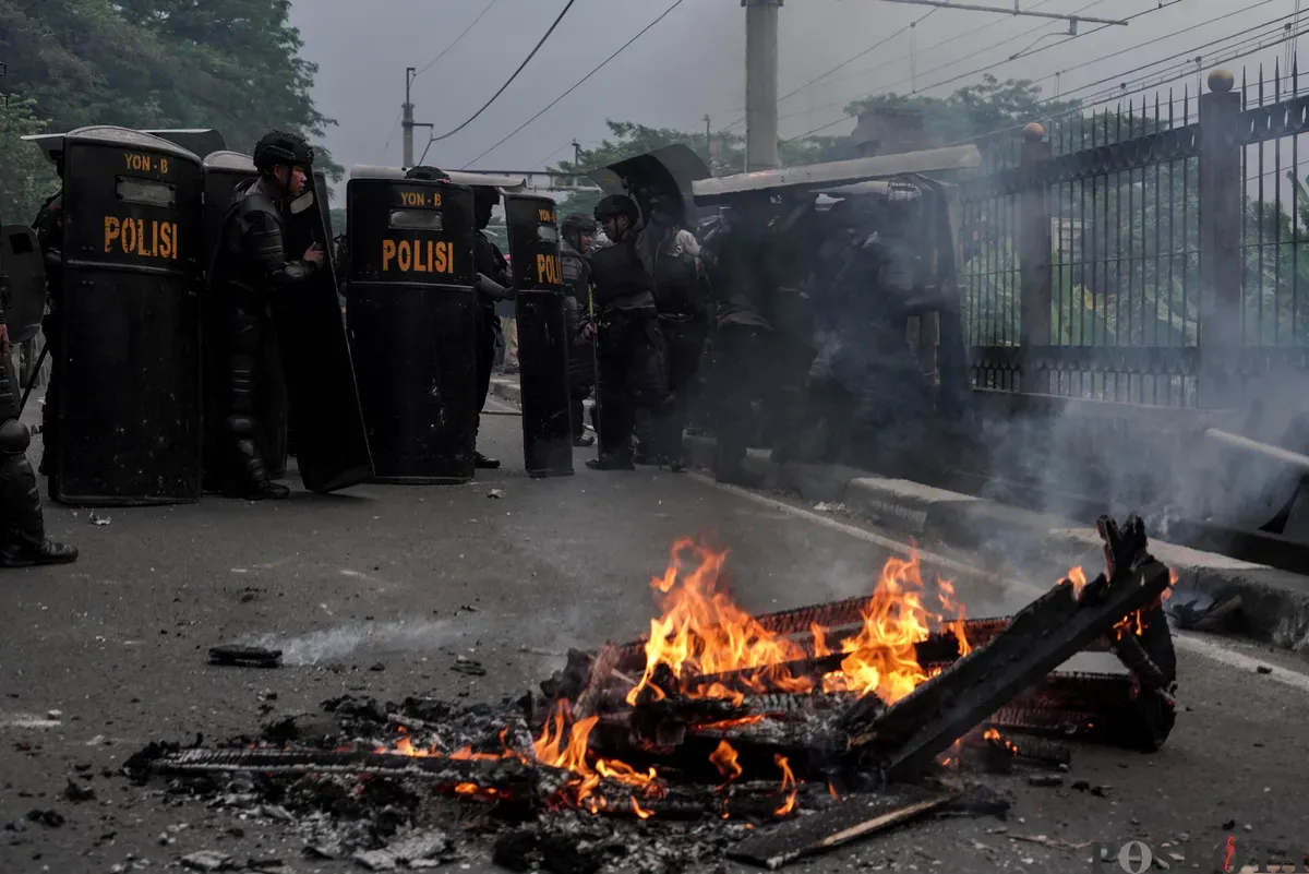 Massa aksi membakar barang dalam demo di kawasan Gedung DPR RI, Senayan, Jakarta Pusat, Senin, 25 Agustus 2025. (Sumber: Poskota/Bilal Nugraha Ginanjar)