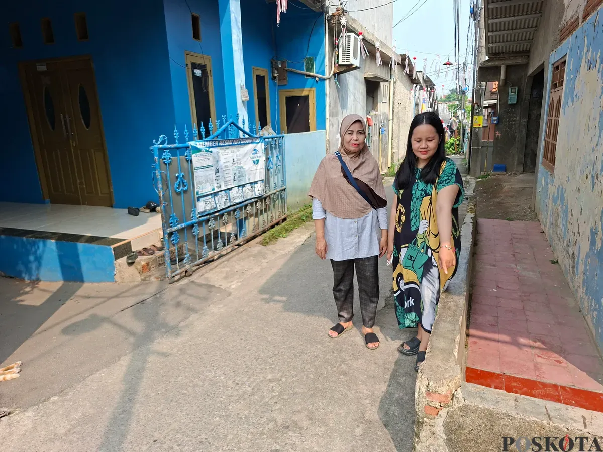 Inka bersama warga menunjukan lokasi keponakannya yang sedang duduk memainkan hp langsung di rampas pelaku. (Sumber: Poskota/Angga Pahlevi)