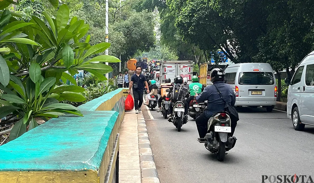 Sejumlah pengendara melintas di Jalan TB Simatupang, Jakarta Selatan, pada Senin, 25 Agustus 2025. (Sumber: POSKOTA | Foto: M Tegar Jihad)