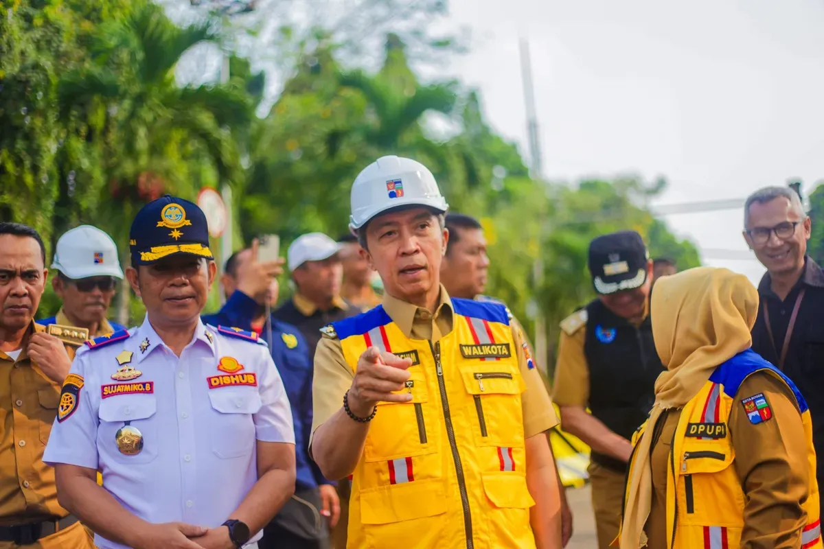 Wali Kota Bogor, Dedie A. Rachim meninjau pembangunan jalan Saleh Danasamita, di Batutulis pasca longsor pada Maret 2025 lalu. (Sumber: Pemkot Bogor)