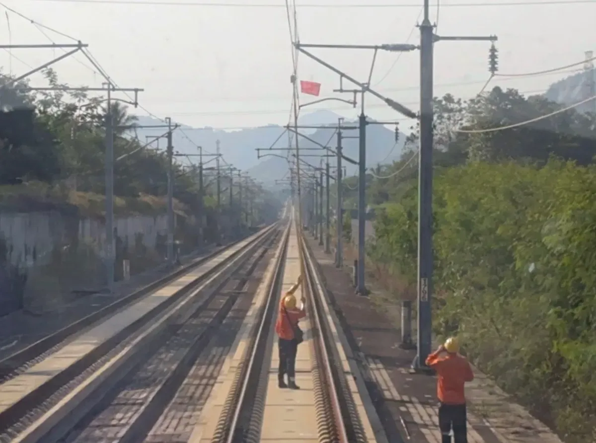 Kereta Cepat Whoosh G1060 relasi Tegalluar Summarecon–Halim sempat tertahan sejenak di jalur KM 111+200 ada layang-layang. (Sumber: Dok. KCIC)