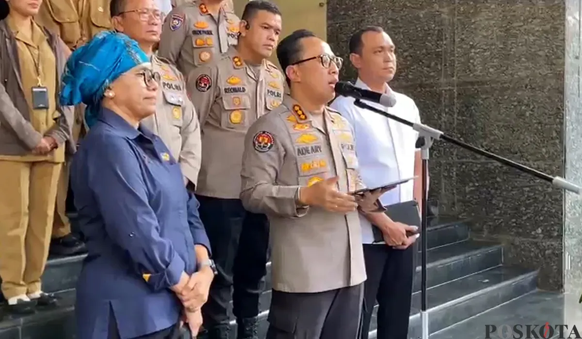 Kabid Humas Polda Metro Jaya, Kombes Ade Ary Syam Indradi saat menyampaikan keterangan kepada awak media di Mapolda Metro Jaya, Jakarta Selatan, Selasa, 26 Agustus 2025. (Sumber: POSKOTA | Foto: Ali Mansur)
