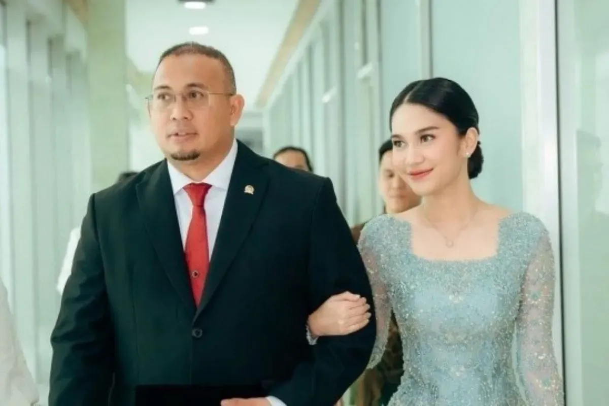 Potret Andre Rosiade bersama anaknya, Azizah Salsha. (Sumber: Instagram)