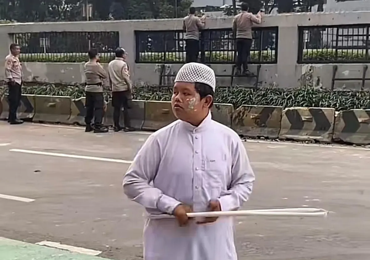 Sosok Badru Kepiting di tengah demo DPR pada Senin, 25 Agustus 2025. (Sumber: TikTok/@ivan_12)