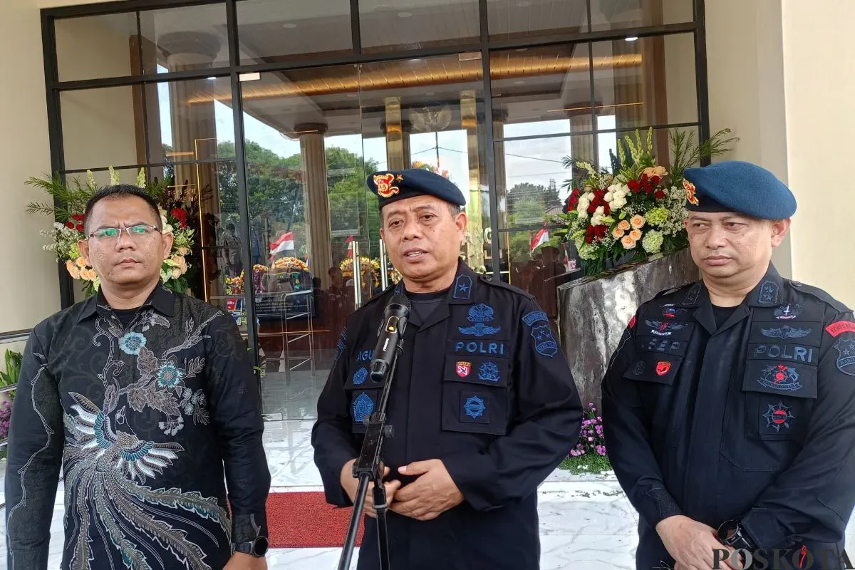 Teknisi Jibom Utama Tingkat II Korps Brimob Polri, Brigjen Pol Agustri Heriyanto (tengah) memberikan pernyataan kepada wartawan di Wisata Juang Korps Brimob Polri, Selasa, 26 Agustus 2025. (Sumber: Poskota/Giffar Rivana)