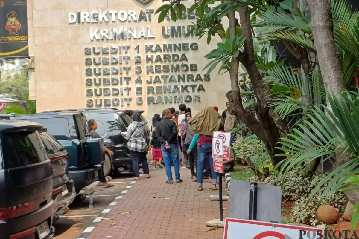 Para orang tua tengah menunggu anak-anaknya dibebaskan setelah ditangkap di Polda Metro Jaya, Jakarta Selatan, Selasa, 26 Agustus 2025. (Sumber: Poskota/Ali Mansur)