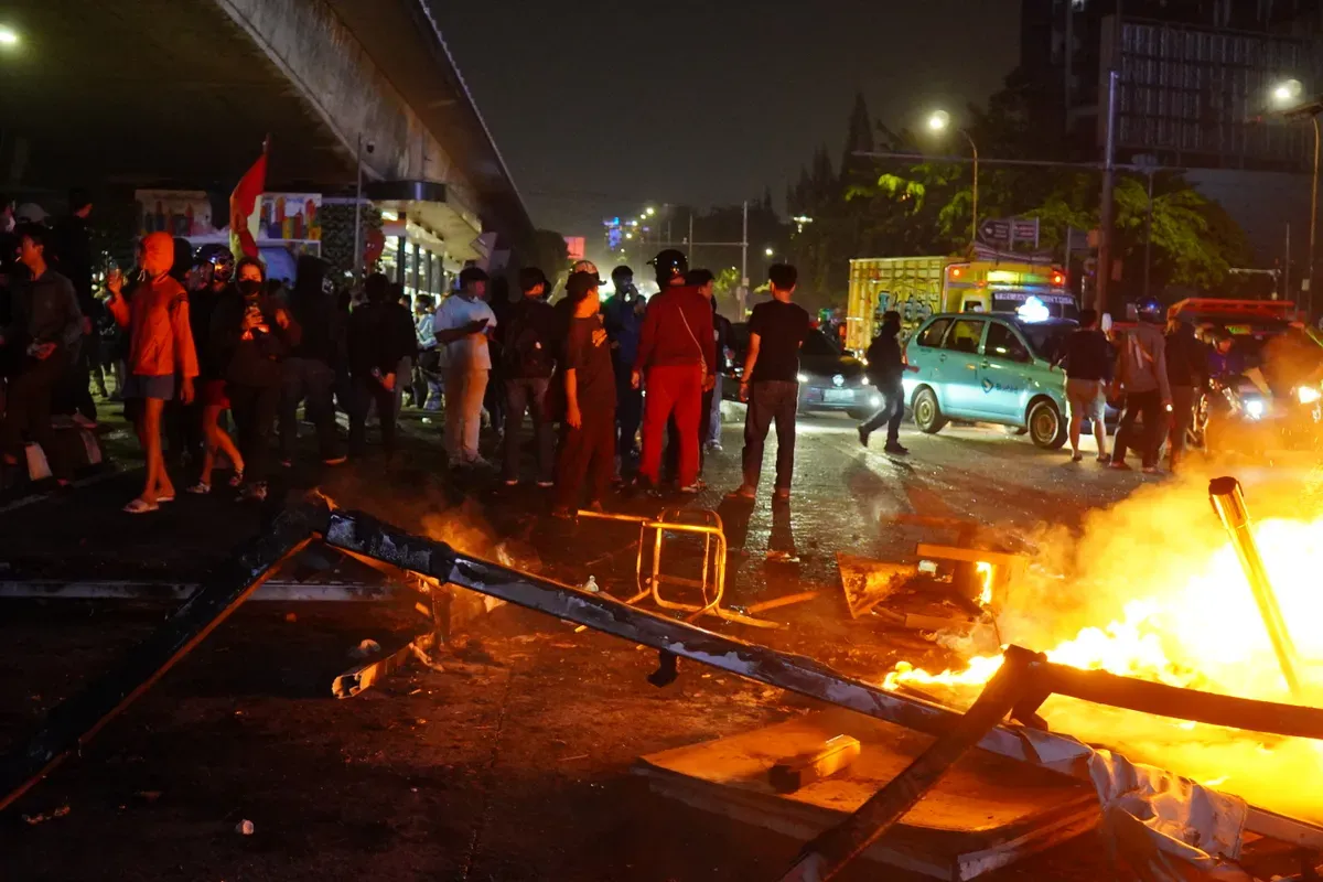 Kerusuhan demo 25 Agustus 2025 di bawah flyover Slipi (Sumber: Poskota/Herdyan Anugrah Triguna)