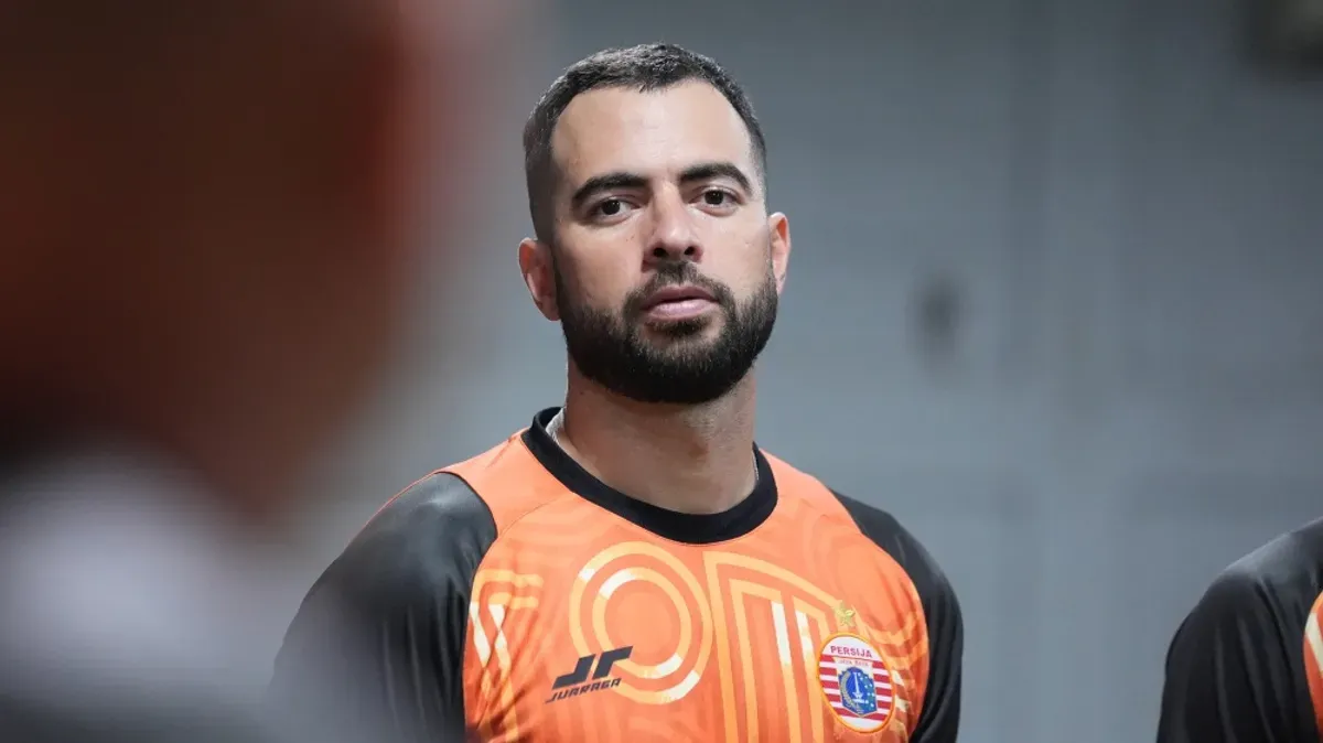 Bek Persija Jakarta, Jordi Amat, menegaskan persahabatan dengan rekan Timnas tidak berlaku di lapangan saat menghadapi Dewa United. (Sumber: Dok/Liga 1)