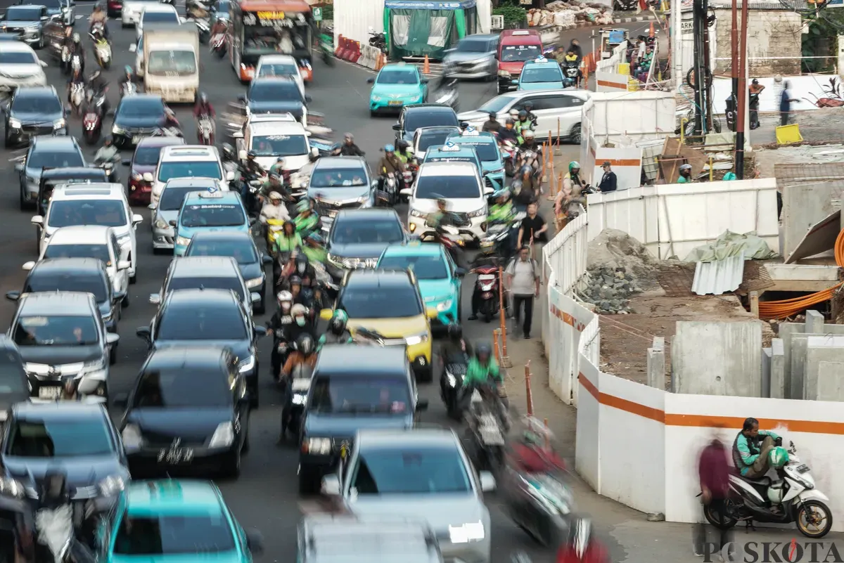 Sejumlah Kendaraan yang terjebak macet di Jalan RA Kartini dan Jalan TB Simatupang, Jakarta, Selasa, 26 Agustus 2025. (Sumber: Poskota/Bilal Nugraha Ginanjar)