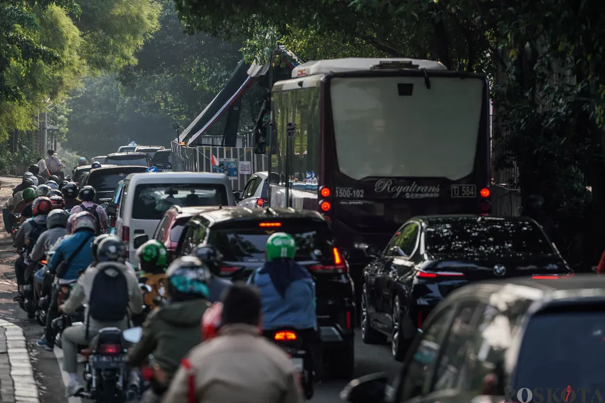 Sejumlah Kendaraan yang terjebak macet di Jalan RA Kartini dan Jalan TB Simatupang, Jakarta, Selasa, 26 Agustus 2025. (Sumber: Poskota/Bilal Nugraha Ginanjar)
