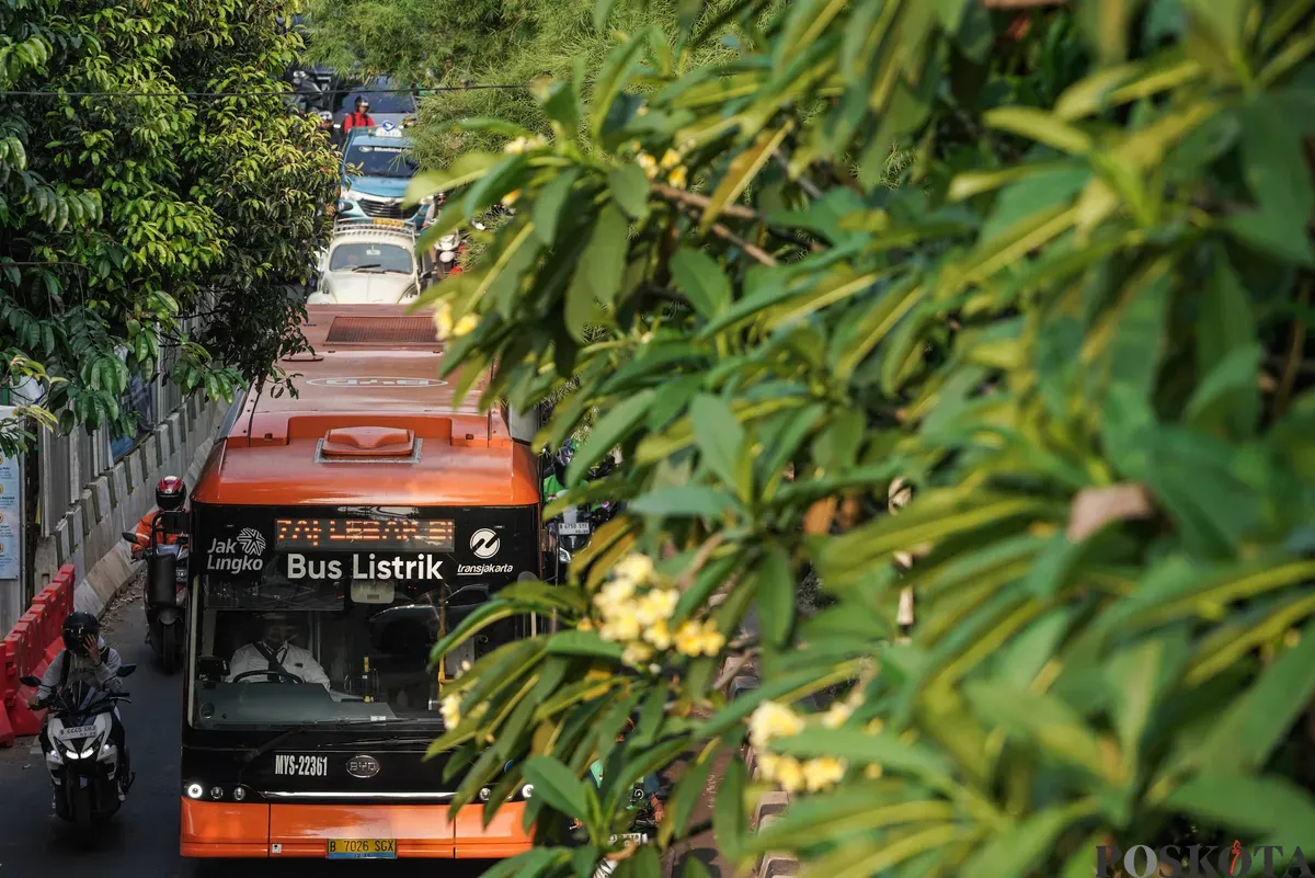 Sejumlah Kendaraan yang terjebak macet di Jalan RA Kartini dan Jalan TB Simatupang, Jakarta, Selasa, 26 Agustus 2025. (Sumber: Poskota/Bilal Nugraha Ginanjar)