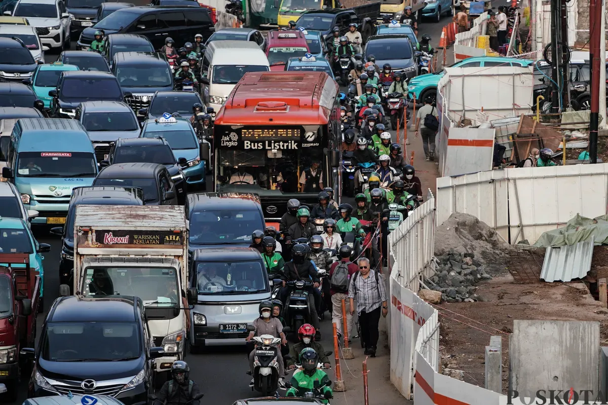 Sejumlah Kendaraan yang terjebak macet di Jalan RA Kartini dan Jalan TB Simatupang, Jakarta, Selasa, 26 Agustus 2025. (Sumber: Poskota/Bilal Nugraha Ginanjar)